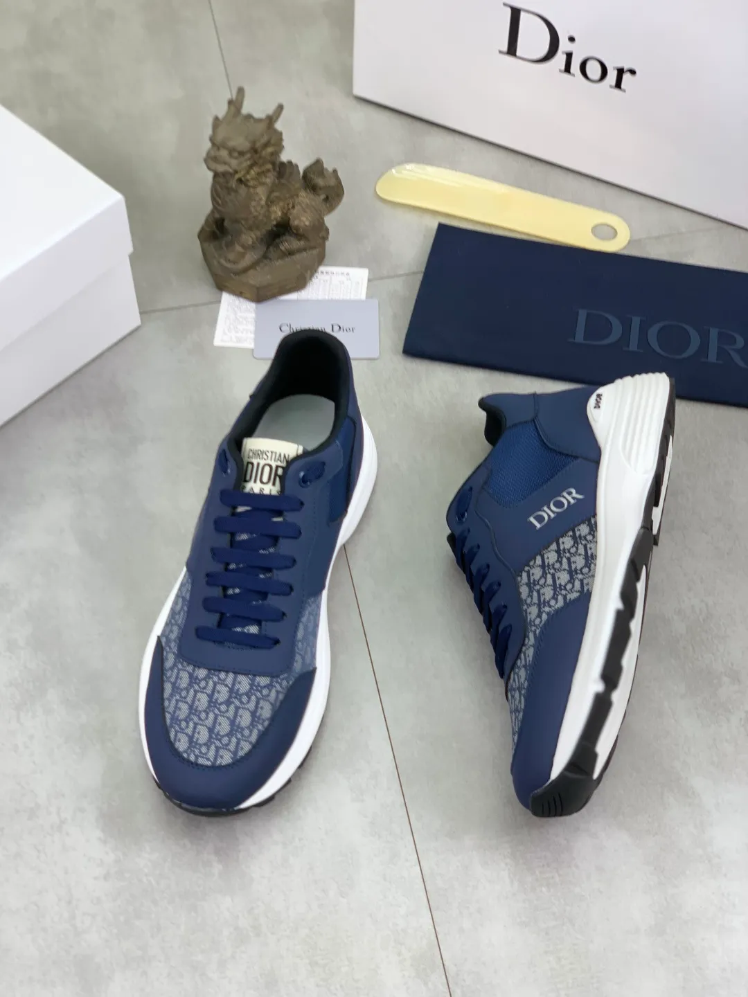 Men's shoes 💰P420 New Dior Chrono 2025 new product B30 series, in white and black fly woven series, decorated with computer-printed CD logo on both sides, star patch on the tongue and Dior logo on the heel, many details highlight the style. The interior is matched with the original color matching mesh, and the interior of the body is supported by low-temperature shaping sheets, and is filled with light feather cotton to keep the interior full and soft against the feet. The exclusive open-molded outsole adopts a one-piece molding process, so there is no need to worry about problems such as the opening and falling of sole decorative accessories. It is light and comfortable to wear, yet strong and wear-resistant. The two-color shoelaces are accessorized with exquisite metal five-pointed star pendants, creating a high-end, trendy and casual look at all times. Color: white black blue code number: 38-44 (45 customized)
